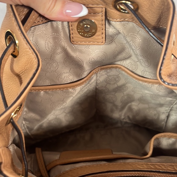 Michael Kors Jules Large Shoulder Bucket Bag - Picture 11 of 16